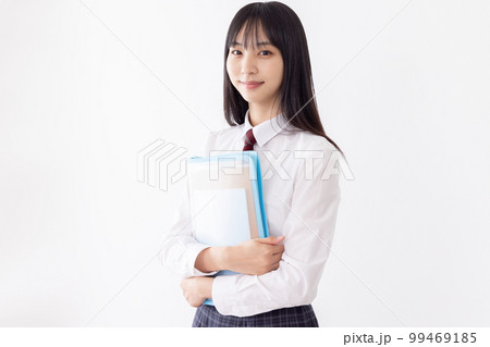 勉強道具を持つ女子高生 99469185