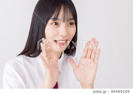 声援・応援する女子高生　内緒話・秘訣 99469209