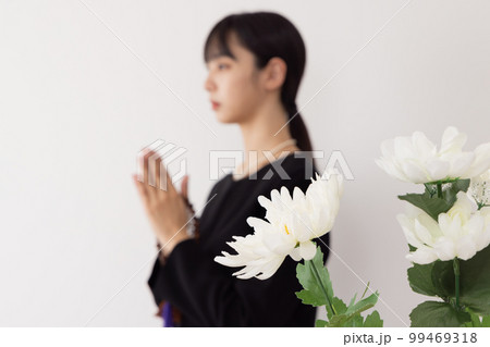 葬式イメージ 拝む女性の写真素材 [99469318] - PIXTA