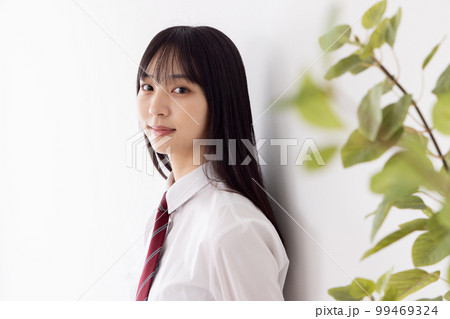 壁によりかかる女子高生 99469324