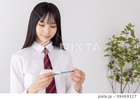 暗記をする女子高生 99469327