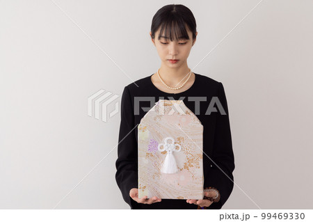 骨壺を持つ若い女性 骨壺を持つ若い女性 99469330