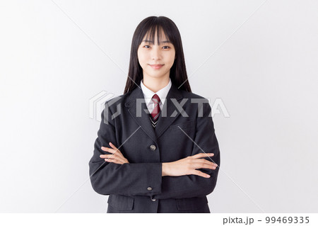 腕組みをして自信のある顔をしている女子高生 99469335