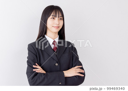 腕組みをして自信のある顔をしている女子高生 腕組みをして自信のある顔をしている女子高生 99469340