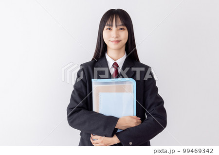 勉強道具を持つ女子高生 99469342