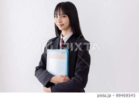 勉強道具を持つ女子高生 勉強道具を持つ女子高生 99469345