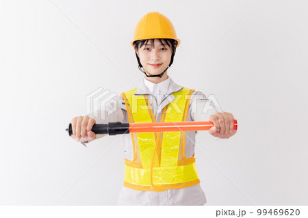 誘導する反射ベストを着た警備員 誘導する反射ベストを着た警備員 99469620