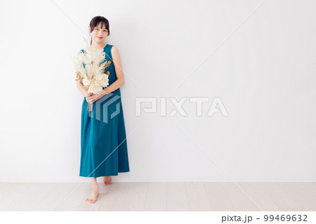 ドライフラワーの花束を持つワンピースの女性 ドライフラワーの花束を持つワンピースの女性 99469632
