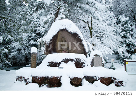 雪の中にたたずむお松の方像 雪の中にたたずむお松の方像 99470115