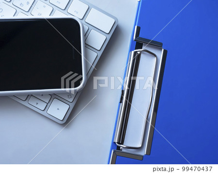 バインダー、パソコン、スマホのビジネスイメージ  99470437