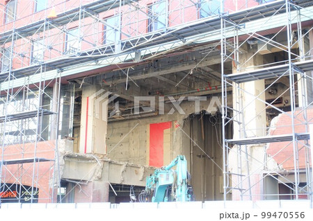 ビル解体工事現場　ビル取り壊し工事中 99470556