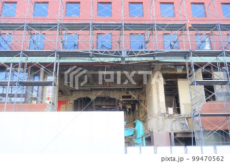 ビル解体工事現場　ビル取り壊し工事中 99470562