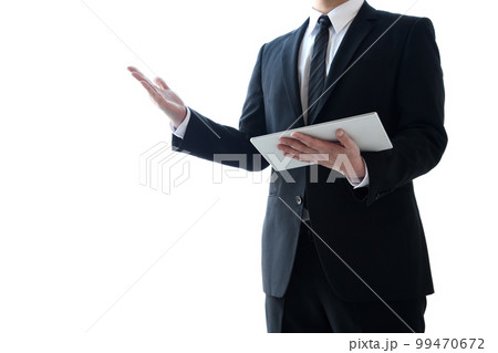プレゼン・会議で発表を行うビジネスマン 99470672