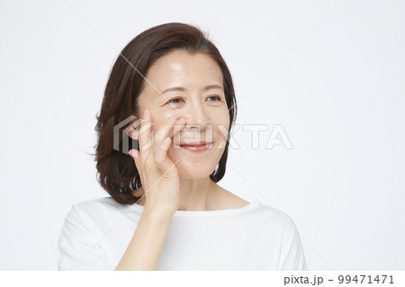 スキンケアをするシニア女性 99471471