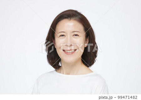スキンケアをするシニア女性 スキンケアをするシニア女性 99471482