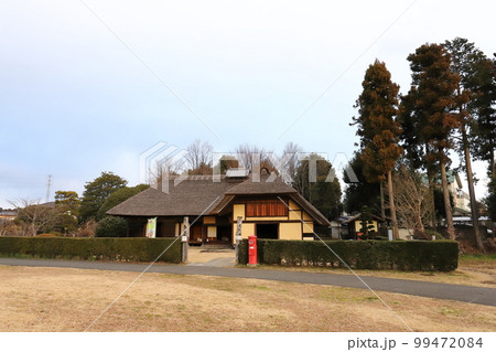 茨城　那珂　丸ポストのある風景（那珂市曲がり屋） 99472084
