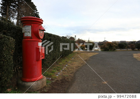 茨城　那珂　丸ポストのある風景（那珂市曲がり屋） 99472088