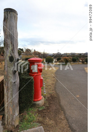 茨城　那珂　丸ポストのある風景（那珂市曲がり屋） 99472089