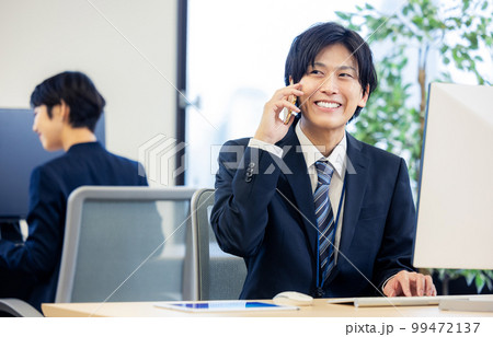 ビジネスマン 男性 オフィス ビジネスマン 男性 オフィス 99472137