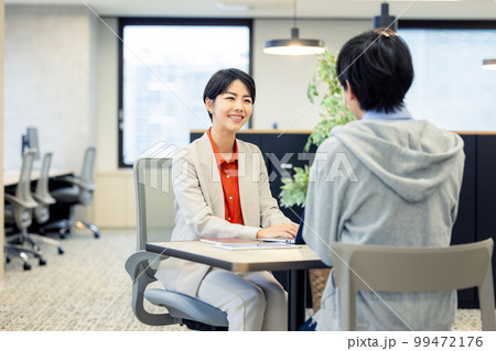 窓口 女性 ビジネス 窓口 女性 ビジネス 99472176
