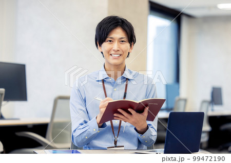 手帳を持つビジネスマン 手帳を持つビジネスマン 99472190