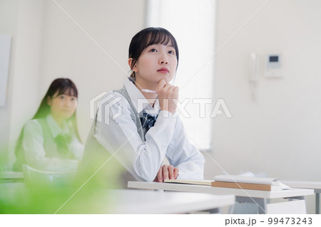 じっくりと考える女子高生 じっくりと考える女子高生 99473243