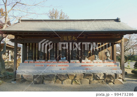 文珠寺の八菩薩像と沢山の小さな地蔵さま/日本埼玉県熊谷市野原 文珠寺の八菩薩像と沢山の小さな地蔵さま/日本埼玉県熊谷市野原 99473286