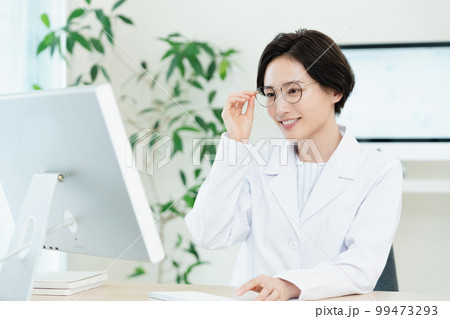 白衣姿の理系女性 99473293
