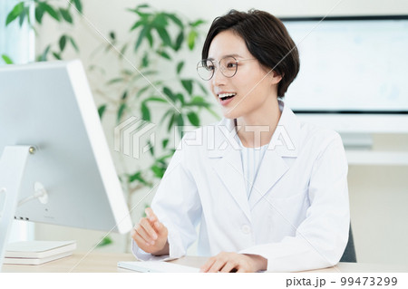 白衣姿の理系女性 99473299