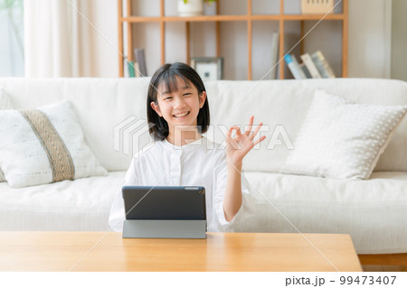 タブレットを操作する小学生　女の子　OK　 99473407