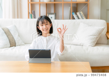 タブレットを操作する小学生　女の子　OK　 99473408