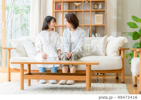 仲良し親子　笑顔 99473416