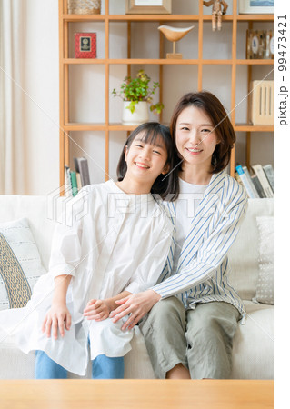 仲良し親子　笑顔 99473421