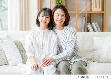 仲良し親子　笑顔 99473423