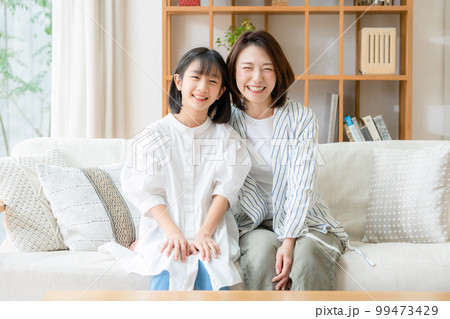 仲良し親子　笑顔 99473429