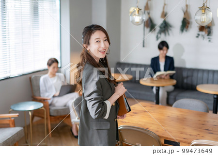 ビジネス　女性　笑顔 99473649