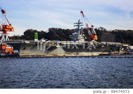 神奈川県横須賀市の横須賀基地に停泊し修理・メンテナンス中のアメリカ海軍原子力空母ロナルド・レーガン 99474072