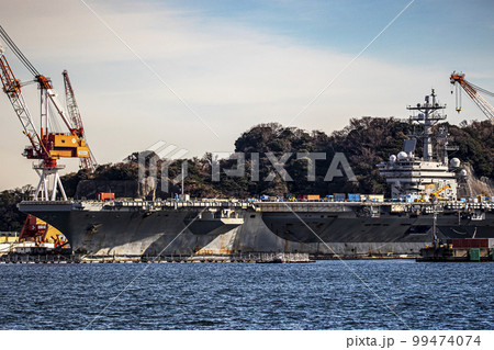 神奈川県横須賀市の横須賀基地に停泊し修理・メンテナンス中のアメリカ海軍原子力空母ロナルド・レーガン 99474074