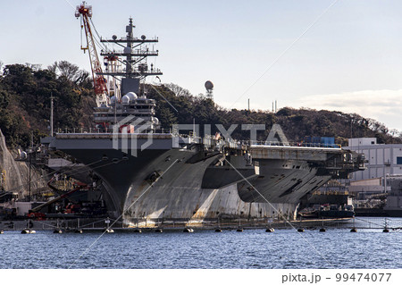神奈川県横須賀市の横須賀基地に停泊し修理・メンテナンス中のアメリカ海軍原子力空母ロナルド・レーガン 99474077