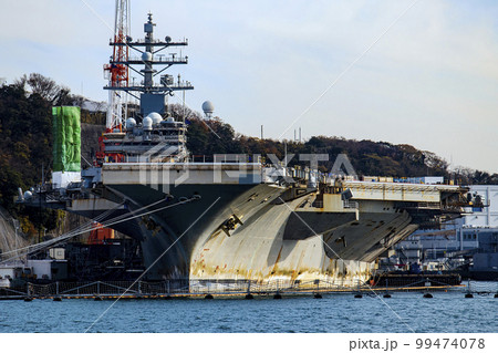 神奈川県横須賀市の横須賀基地に停泊し修理・メンテナンス中のアメリカ海軍原子力空母ロナルド・レーガン 99474078