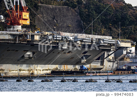 神奈川県横須賀市の横須賀基地に停泊し修理・メンテナンス中のアメリカ海軍原子力空母ロナルド・レーガン 99474083