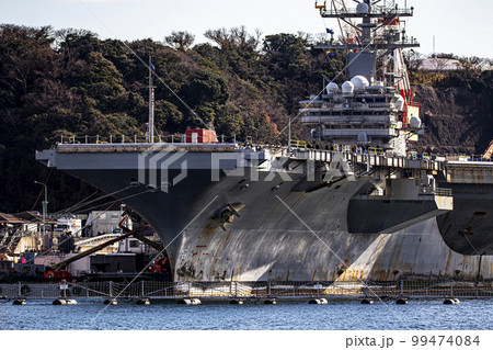 神奈川県横須賀市の横須賀基地に停泊し修理・メンテナンス中のアメリカ海軍原子力空母ロナルド・レーガン 99474084