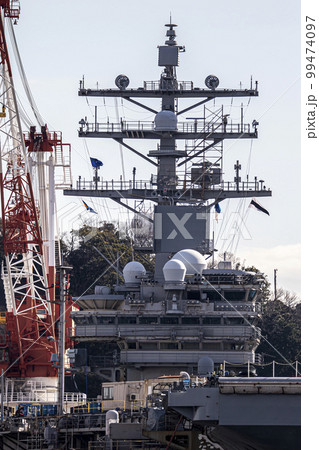神奈川県横須賀市の横須賀基地に停泊し修理・メンテナンス中のアメリカ海軍原子力空母ロナルド・レーガン 99474097