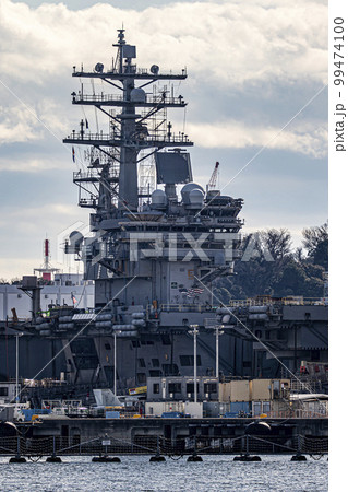 神奈川県横須賀市の横須賀基地に停泊し修理・メンテナンス中のアメリカ海軍原子力空母ロナルド・レーガン 99474100
