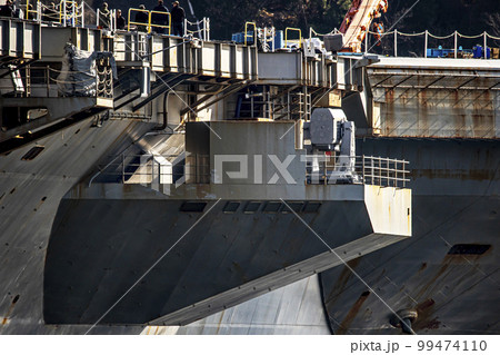 神奈川県横須賀市の横須賀基地に停泊し修理・メンテナンス中のアメリカ海軍原子力空母ロナルド・レーガン 99474110