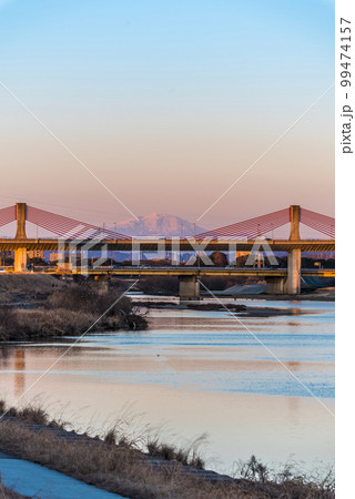 《愛知県》名古屋市 庄内川に架かる名古屋高速赤トンボ橋から夕焼けに染まる御嶽山 《愛知県》名古屋市 庄内川に架かる名古屋高速赤トンボ橋から夕焼けに染まる御嶽山 99474157