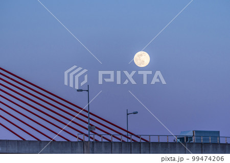 《愛知県》名古屋高速赤トンボ橋と満月 99474206