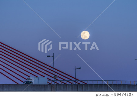 《愛知県》名古屋高速赤トンボ橋と満月 99474207
