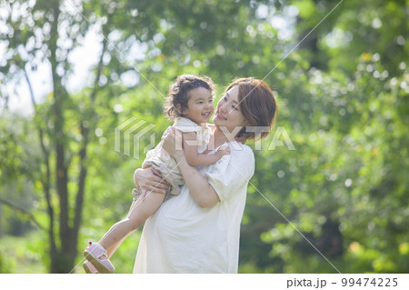 臨月のママと娘 99474225