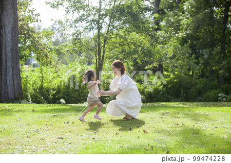 臨月のママと娘 99474228